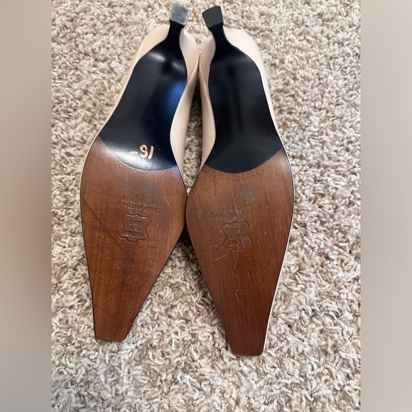 Stuart Weitzman beige leather heels - Picture 3 of 4